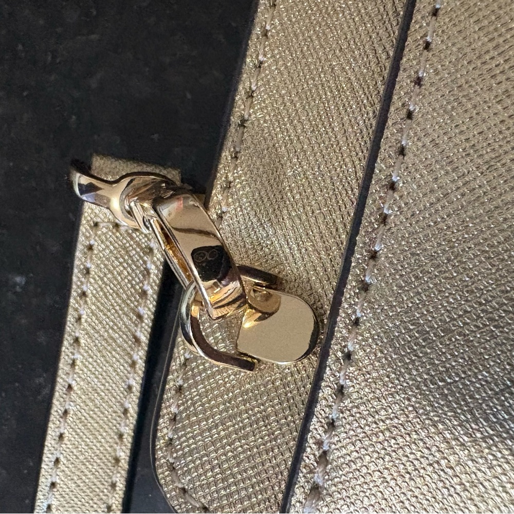 MICHAEL KORS Jet Set Travel  Leather Crossbody Authenticated - Picture 5 of 15